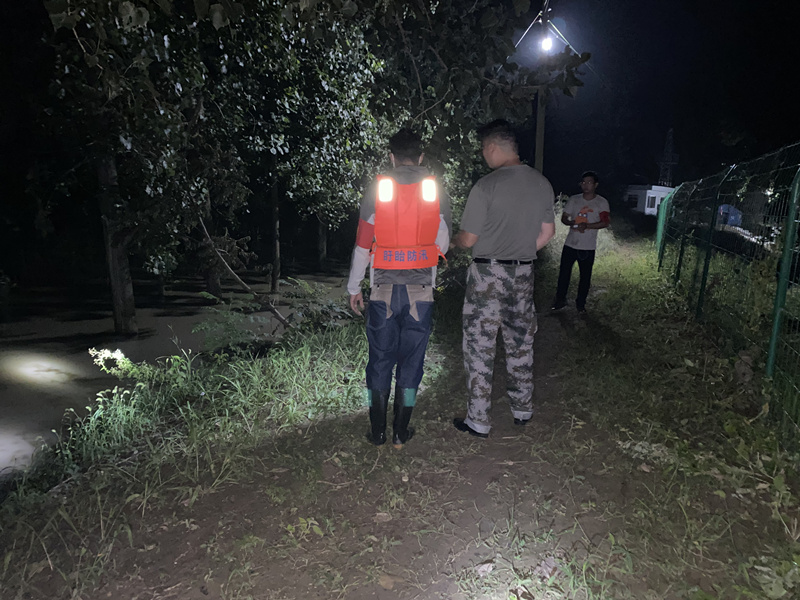 1596765334649343.jpg 突擊隊員輪班巡查大堤_副本.jpg